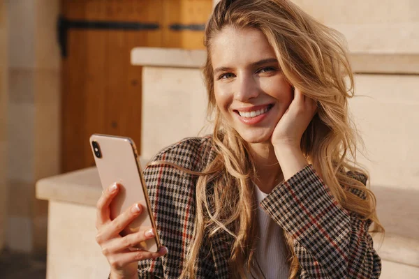 Usmívající Blondýna Mladá Žena Drží Mobilní Telefon Sobě Ležérní Oblečení — Stock fotografie