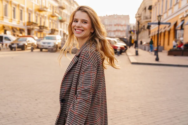 Närbild Leende Blond Ung Kvinna Går Gata — Stockfoto