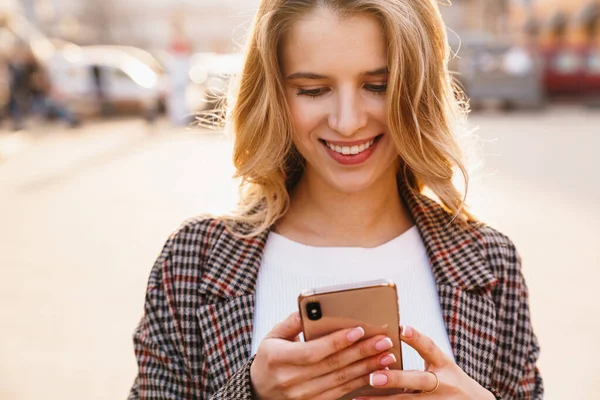 Leende Ung Blond Kvinna Som Använder Mobiltelefon Promenader Stadsgata — Stockfoto