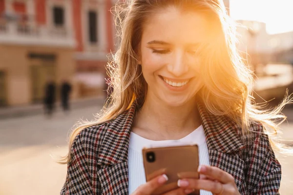 Leende Ung Blond Kvinna Som Använder Mobiltelefon Promenader Stadsgata — Stockfoto