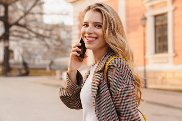 Sonriente Joven Rubia Hablando Por Teléfono Móvil Mientras Está Pie —  Fotos de Stock