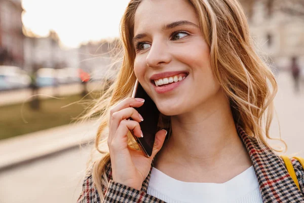 Smiling Young Blonde Woman Talking Mobile Phone While Standing City — Stock Photo, Image