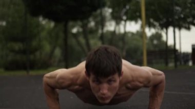 Spor sahasında antrenman yapan atletik bir adam...