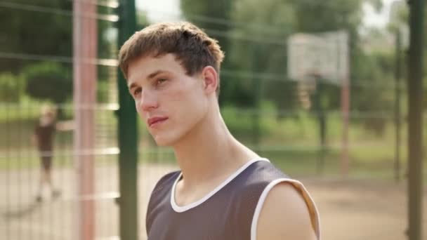 Красивий Хлопець Приїжджає Баскетбол Відкритому Повітрі — стокове відео