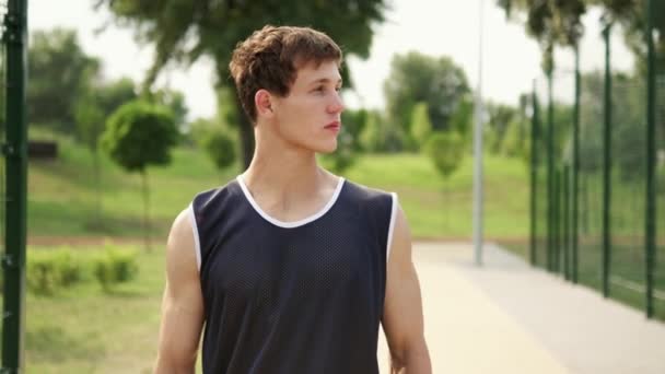 Atleta Está Vindo Para Campo Basquete Livre — Vídeo de Stock