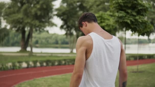 Een Achteraanzicht Van Een Gespierde Kerel Loopt Speeltuin Buiten — Stockvideo