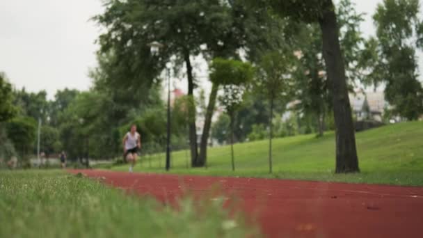 Ένας Αθλητής Τρέχει Μαραθώνιο Στην Παιδική Χαρά — Αρχείο Βίντεο