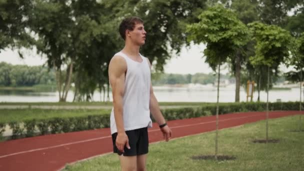 Ein Starker Kerl Trainiert Auf Spielplatz Freien — Stockvideo