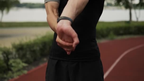 Bir Adamın Yakın Çekim Görüntüsü Ellerini Açık Havada Uzatıyor — Stok video