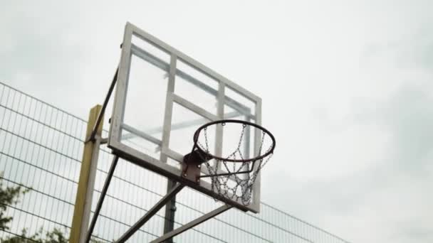 Una Vista Recortada Tipo Lanza Pelota Canasta Baloncesto — Vídeos de Stock