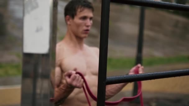 Homem Musculoso Está Treinando Livre Campo Esportes — Vídeo de Stock