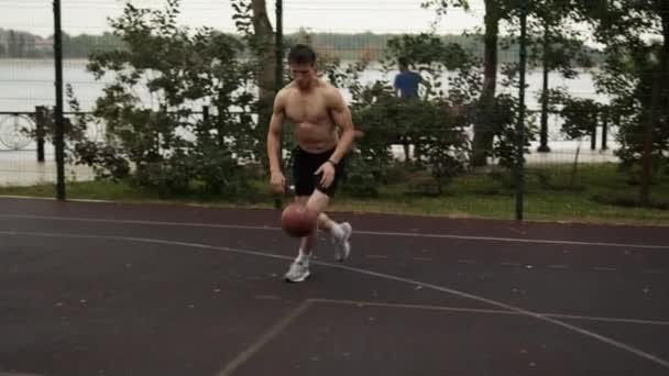 Een Halfnaakte Man Gooit Bal Basketbalmand Tijdens Het Basketballen Tijdens — Stockvideo