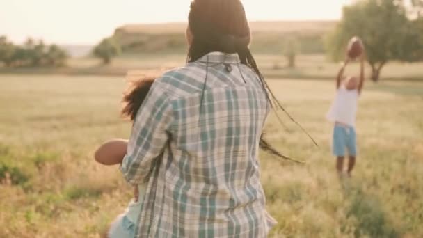 Een Gelukkige Moeder Omcirkelt Zijn Dochter Tijdens Picknick Het Weitje — Stockvideo