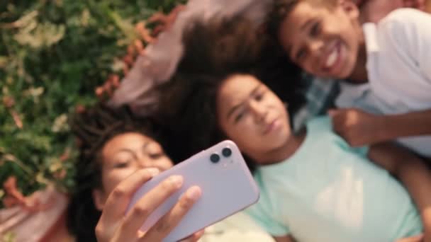 Szczęśliwa Afro Amerykańska Matka Jej Dzieci Robią Sobie Selfie Podczas — Wideo stockowe