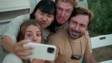 Duygusal bir arkadaş dışarıdaki karavanın yanındaki piknikte selfie çekiyormuş.