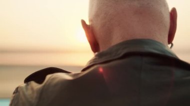 Yan tarafa bakan bir motorcunun yakın çekim arkası görüntüsü