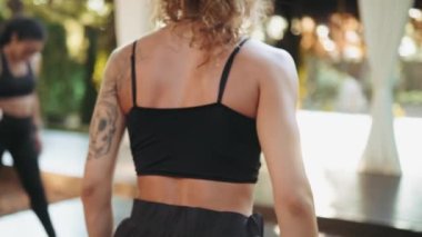 Yazın dışarıda çalışan bir grup kadının kırpılmış görüntüsü.