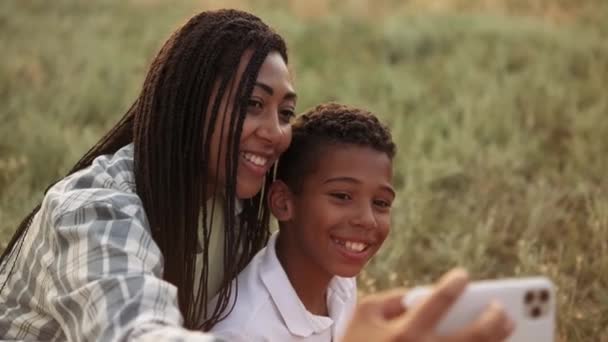Una Madre Afro Americana Feliz Está Tomando Una Foto Selfie — Vídeo de stock