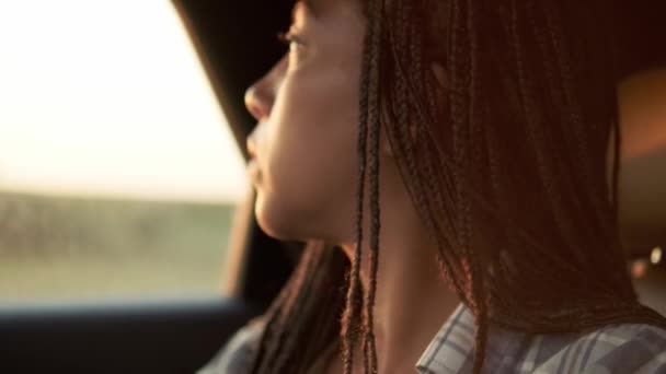 Femeie Afro Americană Uită Fereastră Timp Merge Într Mașină — Videoclip de stoc