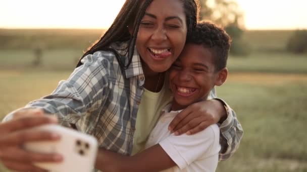 Una Alegre Madre Afroamericana Está Tomando Una Foto Selfie Con — Vídeo de stock