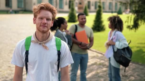 Estudante Feliz Está Olhando Para Câmera Campus Fora — Vídeo de Stock