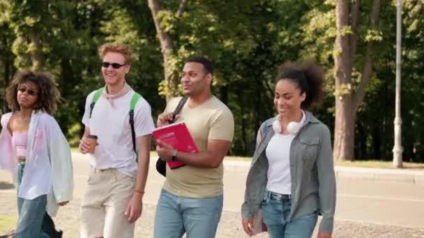 Los Estudiantes Felices Ríen Caminando Afuera — Vídeos de Stock