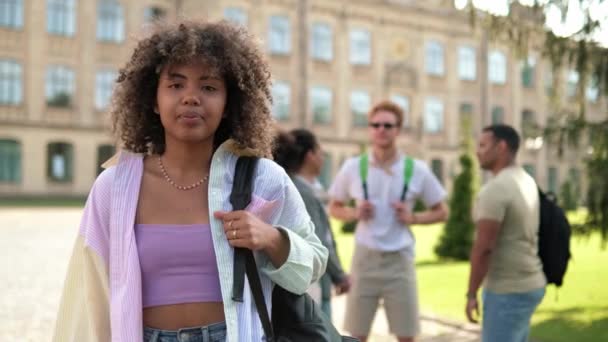Uma Estudante Americana Feliz Está Olhando Para Câmera Campus Fora — Vídeo de Stock