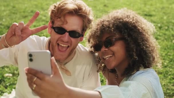 Sorridente Coppia Uomo Donna Che Indossa Occhiali Sole Stanno Prendendo — Video Stock