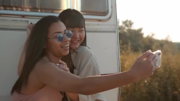 Una Bella Donna Stanno Scattando Foto Selfie Piedi Vicino Moderno — Video Stock