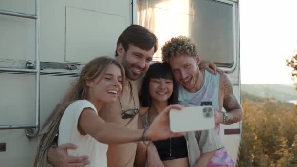 Щасливі Друзі Фотографують Селфі Стоячи Біля Сучасного Караванного Трейлера Під — стокове відео