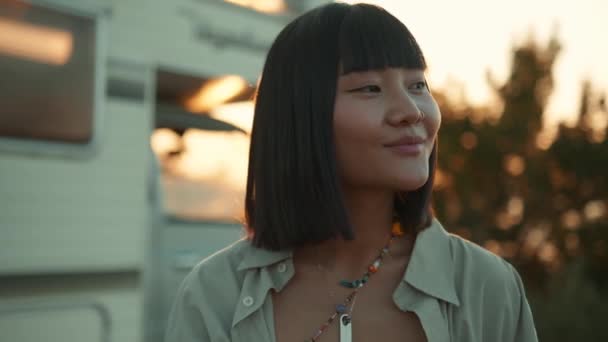 Mutlu Bir Asyalı Kadın Dışarıda Karavanın Yanında Duruyor — Stok video
