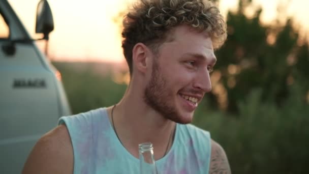 Hombre Sonriente Está Sentado Compañía Amigos Durante Picnic Cerca Del — Vídeo de stock