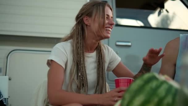 Eine Lächelnde Frau Sitzt Gesellschaft Von Freunden Beim Picknick Neben — Stockvideo