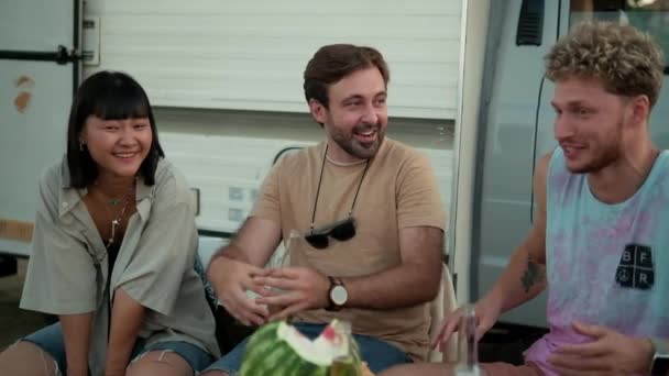 Amigo Feliz Está Sentado Conversando Durante Piquenique Perto Trailer Caravana — Vídeo de Stock
