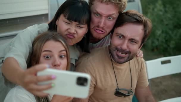 Ami Émotionnel Parle Selfie Photo Pendant Pique Nique Près Caravane — Video