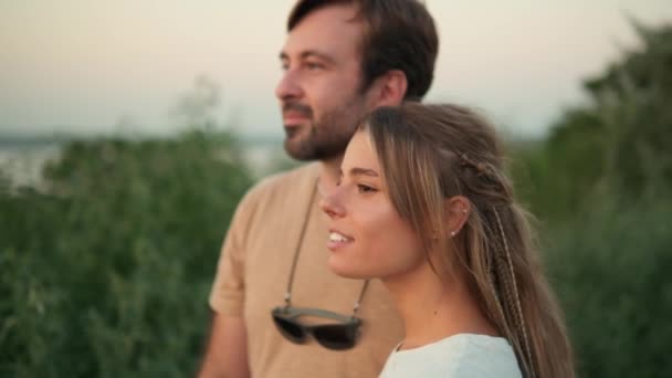 Een Mooi Stel Man Vrouw Kussen Dan Kijken Naar Zonsondergang — Stockvideo