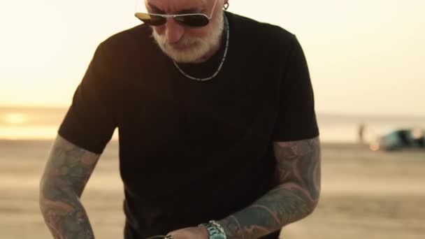 Tetovaný Biker Muž Drží Pomocí Batohu Stojí Blízkosti Motocyklu — Stock video
