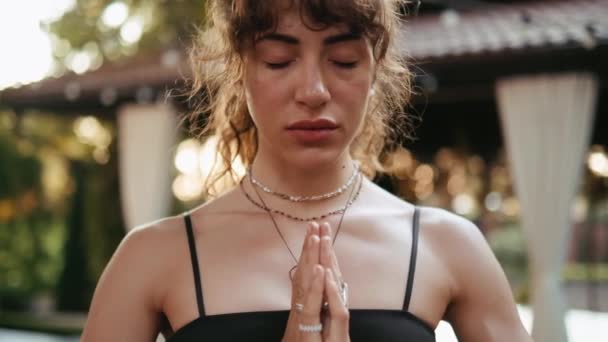 Крупный План Красивой Женщины Занимающейся Йогой Держащейся Руки Молитвенном Жесте — стоковое видео