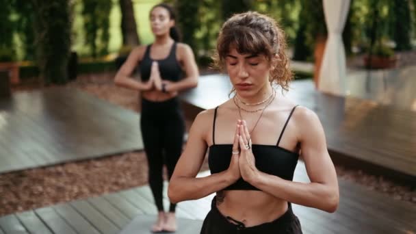 Groupe Belles Femmes Faisant Yoga Tout Tenant Main Dans Geste — Video