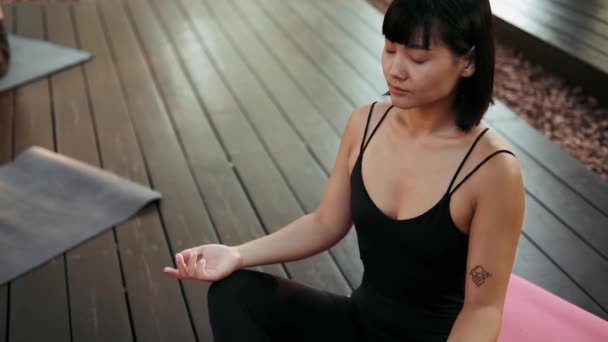 Uma Mulher Asiática Fazendo Ioga Mãos Dadas Gesto Dzen Sentado — Vídeo de Stock