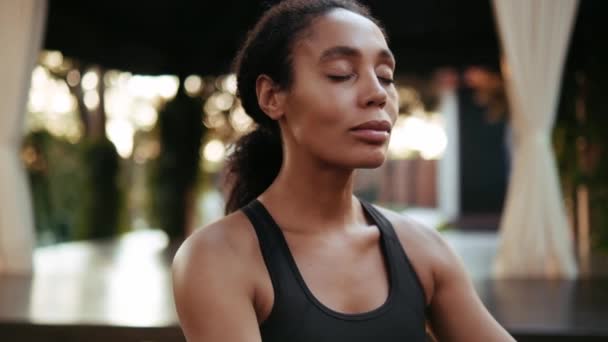 Detailní Pohled Klidnou Afro Americkou Ženu Jak Medituje Podložce Jógy — Stock video
