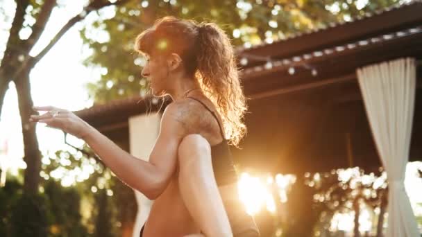 Een Bijgesneden Uitzicht Van Een Vrouw Aan Het Stretchen Zittend — Stockvideo