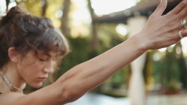 Een Close Van Een Gefocuste Vrouw Die Een Yoga Pose — Stockvideo