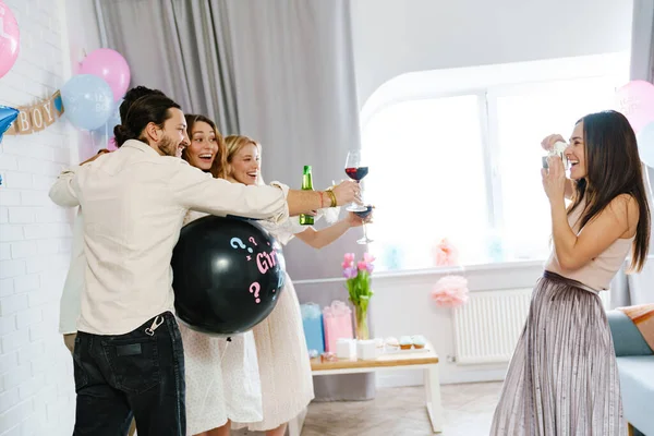 Femme Blanche Prenant Des Photos Ses Amis Heureux Pendant Fête — Photo