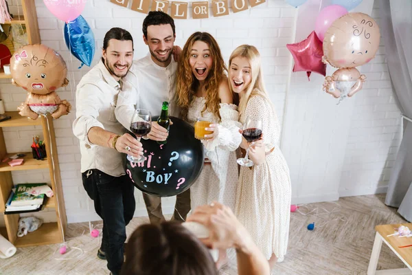 Mujer Blanca Tomando Fotos Sus Amigos Felices Durante Género Revelan —  Fotos de Stock