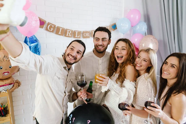 Jovens Amigos Felizes Tirando Foto Selfie Juntos Durante Gênero Revelam — Fotografia de Stock