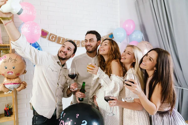 Jovens Amigos Felizes Tirando Foto Selfie Juntos Durante Gênero Revelam — Fotografia de Stock