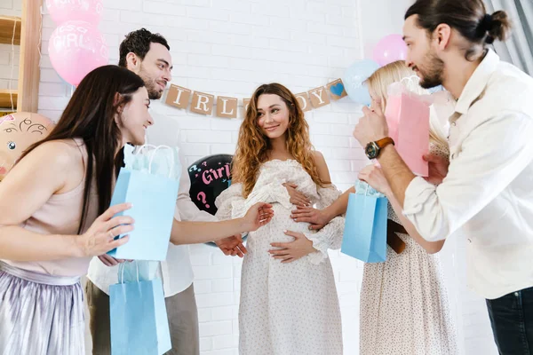 Joven Mujer Embarazada Feliz Aceptando Regalos Sus Amigos Durante Género —  Fotos de Stock