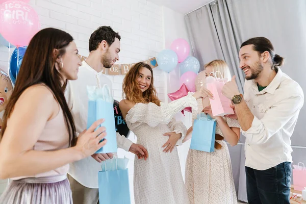 Νεαρή Ευτυχισμένη Έγκυος Γυναίκα Δέχεται Δώρα Από Τους Φίλους Της — Φωτογραφία Αρχείου
