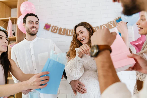 Jovem Mulher Grávida Feliz Aceitar Presentes Seus Amigos Durante Gênero — Fotografia de Stock